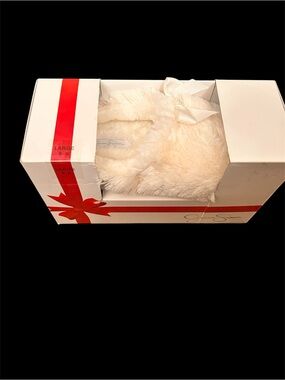 Jessica Simpson white fuzzy Slipper New In Box size Large